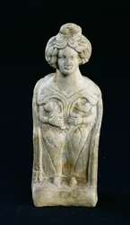 Statuette einer Muttergöttin, die zwei Kinder stillt